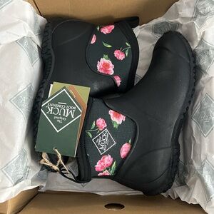 Muck ankle boots